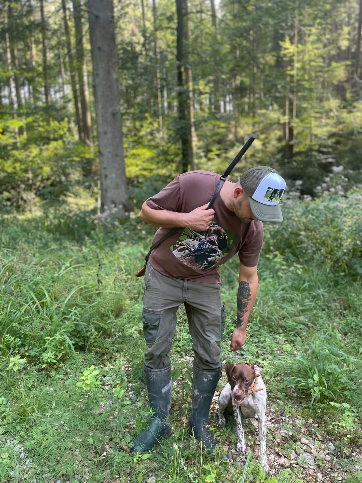 Jäger mit Strecke im Wald